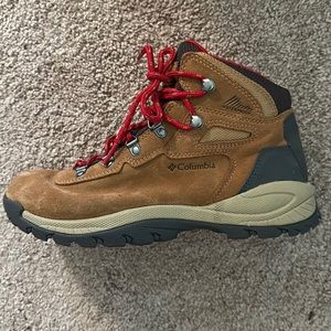Columbia Newton Ridge Women’s Hiking Boot
